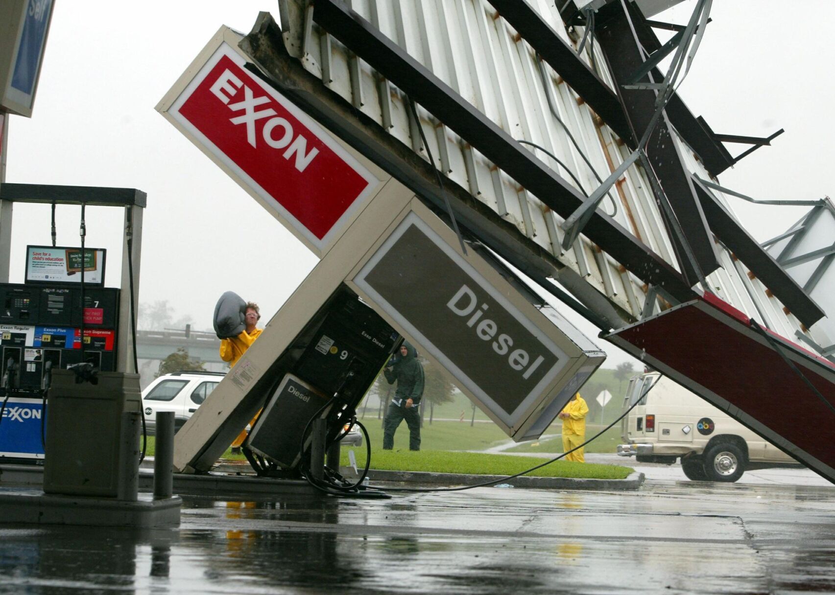 2002: El Nino causes few hurricanes